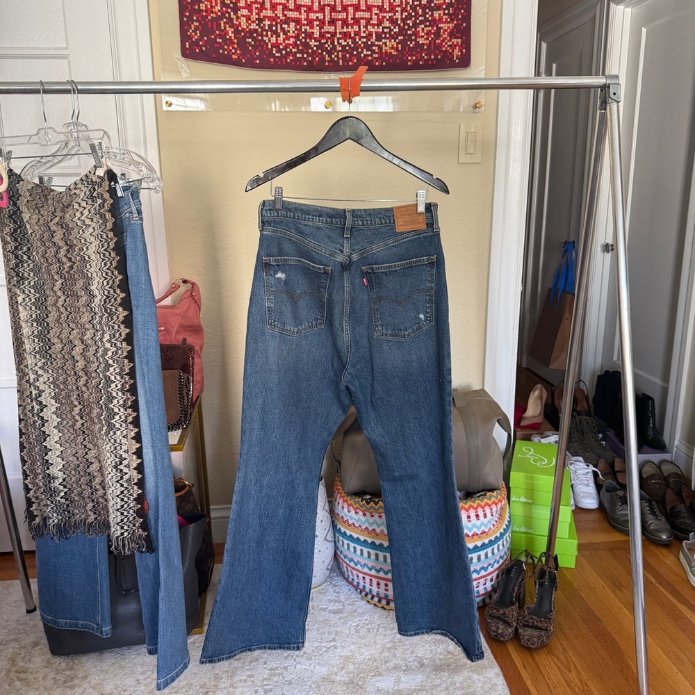 Size 31 Levi's Premium Women's Dark Wash 70s High Rise Flare Jeans - Picture 4 of 7